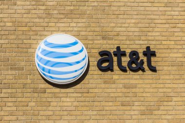 Kokomo - Kasım 2016 yaklaşık: At&T kurumsal logo ve tabela üzerinde bir şehir merkezindeki merkez ofisi. At&T şimdi Uverse, VoIP, cep telefonları ve Directv XIV sunuyor