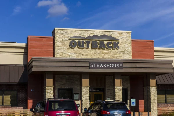 Indianapolis - Sekitar November 2016: Outback Steakhouse Restaurant Location. Outback menawarkan pengalaman bertema Australia V — Stok Foto