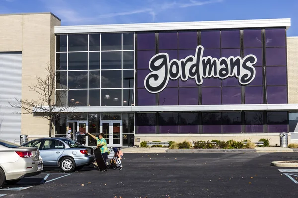 Indianápolis - Circa Noviembre 2016: Gordmans Retail Strip Mall Location. Gordmans es una cadena de grandes almacenes listados en el NASDAQ como GMAN II — Foto de Stock