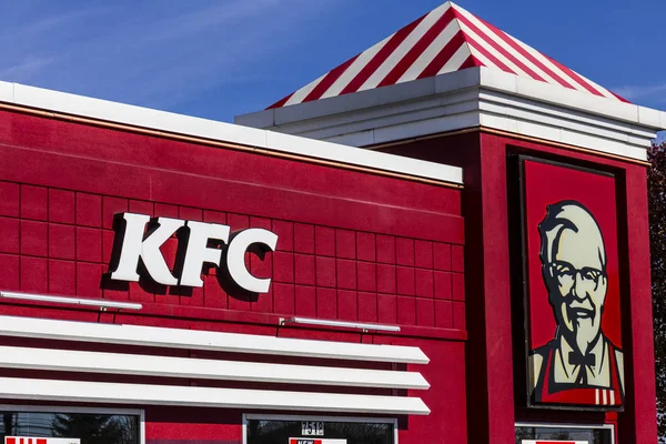 Indianápolis - Circa novembro 2016: Kentucky Fried Chicken Retail Fast Food Localização. A KFC é uma subsidiária da Yum! Marcas III — Fotografia de Stock