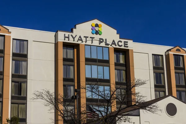 Indianápolis - Circa Noviembre 2016: Hyatt Place Business Hotel. Las propiedades Hyatt incluyen hoteles y resorts de vacaciones II —  Fotos de Stock