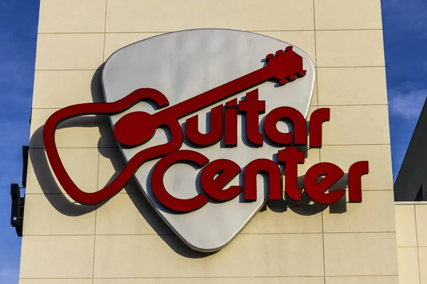 Las Vegas - Circa Diciembre 2016: Guitar Center Mall Location. Guitar Center es la cadena más grande de minoristas de instrumentos musicales en el mundo I —  Fotos de Stock