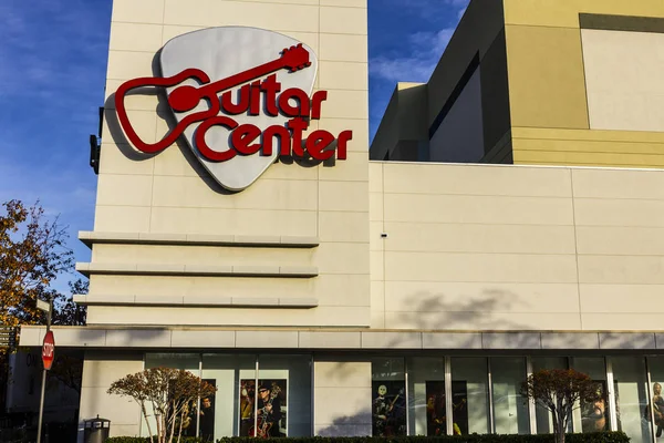 Las Vegas - Circa Diciembre 2016: Guitar Center Mall Location. Guitar Center es la cadena más grande de minoristas de instrumentos musicales del mundo II — Foto de Stock