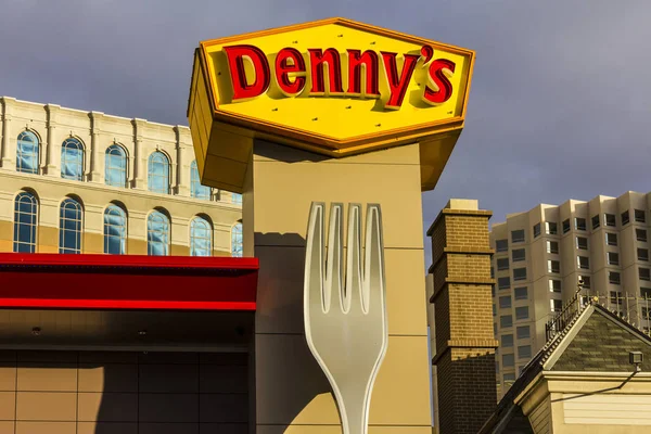 Las Vegas - Circa Diciembre 2016: Exterior de una cafetería Denny 's. Denny 's es el Diner IV de América —  Fotos de Stock