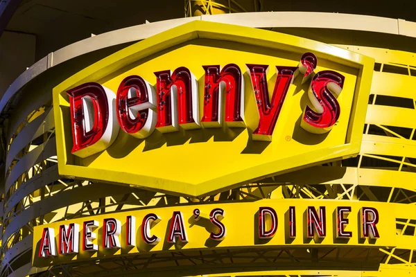 Las Vegas - körülbelül 2016. December: Egy Denny kávézó külsejét. Denny's az America's Diner Iii. — Stock Fotó