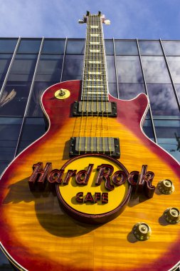 Las Vegas - yaklaşık Aralık 2016: Hard Rock Cafe şeridi. Hard Rock işareti bir Gibson Les Paul gitar katıştırılmış olan ben