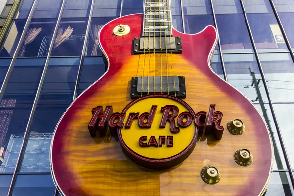 Las Vegas - Circa December 2016: Hard Rock Cafe på Strip. Hard Rock skylten är inbäddad i en Gibson Les Paul gitarr Ii — Stockfoto