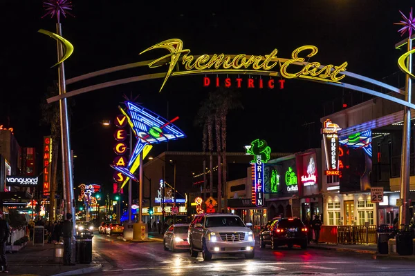 Las Vegas - Circa Diciembre 2016: Fremont Street East District Firma con Neon Martini Glass I — Foto de Stock