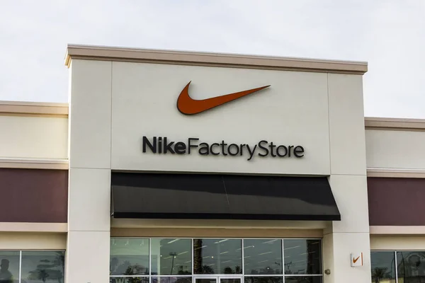 Las Vegas - Circa dezembro 2016: Nike Factory Store Strip Mall Localização. A Nike é um dos maiores fornecedores mundiais de calçados esportivos e vestuário II — Fotografia de Stock