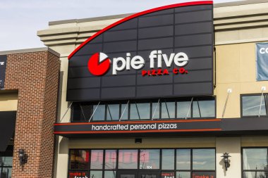 Indianapolis - yaklaşık Aralık 2016: Pasta beş Pizza co Fast Casual Restoran konum. Pasta beş Pizza Rave restoran grubu (Rave) II tarafından sahibi olduğu