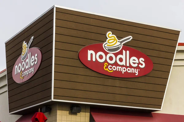 Indianapolis - Circa Dicembre 2016: Noodles & Company fast casual restaurant. Tagliatelle & Azienda offre piatti internazionali e americani tagliatelle I — Foto Stock