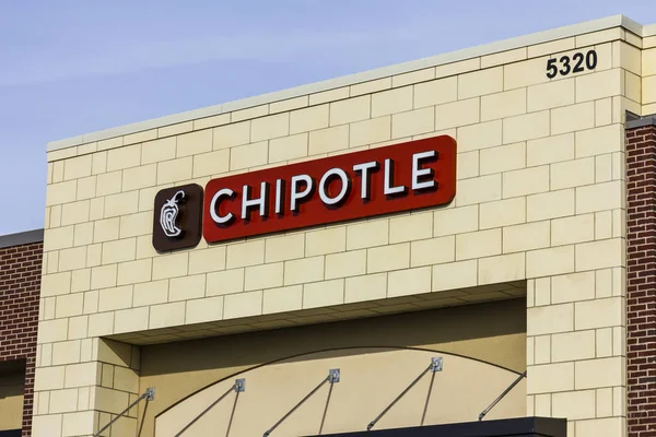 Indianápolis - Circa Diciembre 2016: Chipotle Mexican Grill Restaurant. Chipotle es una cadena de restaurantes de comida rápida de Burrito IX — Foto de Stock