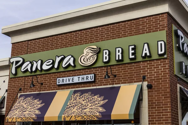 Indianápolis - Circa Diciembre 2016: Panera Bread Retail Location. Panera es una cadena de restaurantes casuales rápidos que ofrece WiFi gratuita IV — Foto de Stock