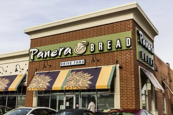 Indianápolis - Circa Diciembre 2016: Panera Bread Retail Location. Panera es una cadena de restaurantes casuales rápidos que ofrece WiFi gratuita V — Foto de Stock