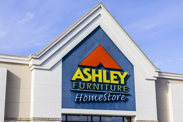 Indianápolis - Circa Noviembre 2016: Ashley Furniture Homestore Retail Location. Ashley Homestore es el mayor minorista de muebles para el hogar en América del Norte II — Foto de Stock