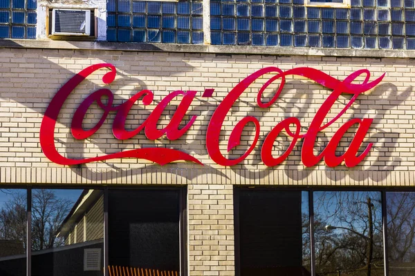 Lafayette - Circa Diciembre 2016: Embotellado de Coca-Cola. Coca-Cola Botella es el embotellador independiente más grande de Coca-Cola en los Estados Unidos IX — Foto de Stock