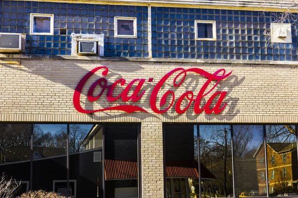 Lafayette - Circa Diciembre 2016: Embotellado de Coca-Cola. La embotelladora de Coca-Cola es la embotelladora independiente de Coca-Cola más grande de Estados Unidos VIII —  Fotos de Stock