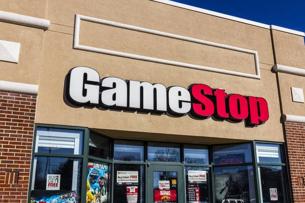 Lafayette - Circa December 2016: GameStop Strip Mall Location. GameStop is a Video Game and Electronics Retailer V — Stock Photo, Image