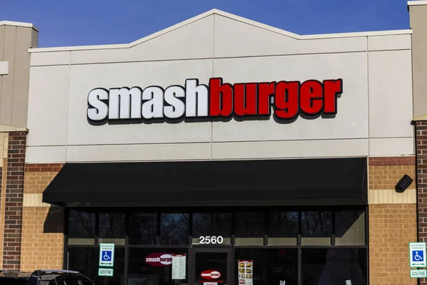 印第安纳波利斯-大约 2016 年 12 月︰ Smashburger 快速休闲餐厅位置。Smashburger 是快乐蜂食品第二部分 — 图库照片