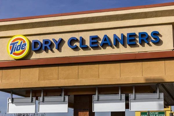 Las Vegas - Circa Diciembre 2016: Tide Dry Cleaners Laundry Location. Tide ha creado un servicio profesional de limpieza en seco para prendas de vestir I — Foto de Stock