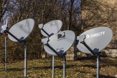 Lafayette - Şubat 2017 yaklaşık: Birkaç Directv uydu çanakları. DirecTV parçasıdır At&T ben