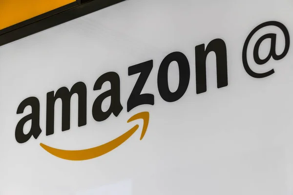Lafayette - 2017 február körül: Amazon tárolni a Purdue. A tégla-és habarcs-store a(z) termékek részesülnek Amazon.com Iii. — Stock Fotó