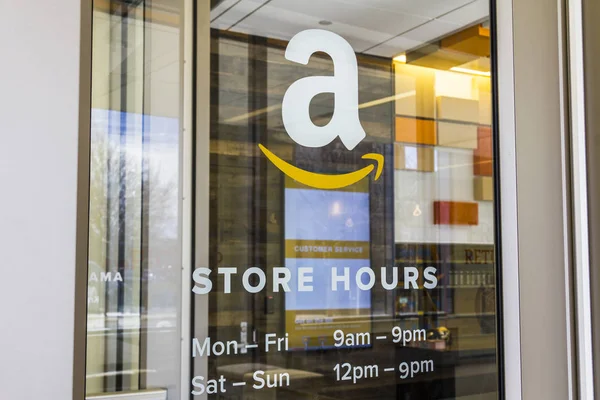 Lafayette - omstreeks februari 2017: Amazon Store aan de Purdue. Een brick-and-mortar store-klanten kunnen producten ontvangen van Amazon.com Iv — Stockfoto