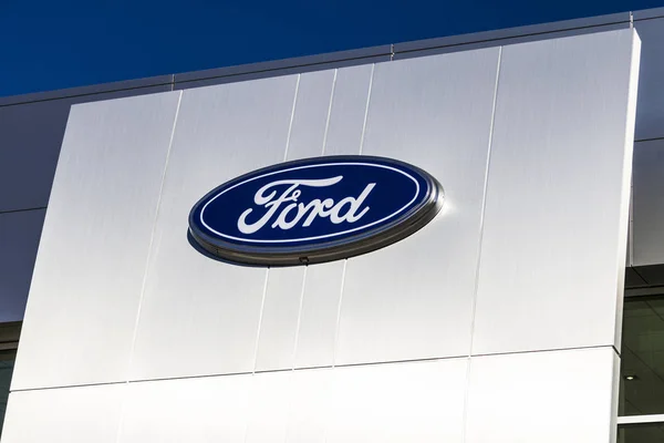 Indianapolis - Vers février 2017 : Un concessionnaire Ford de voitures et de camions local. Ford vend des produits sous les marques Lincoln et Motorcraft IV — Photo