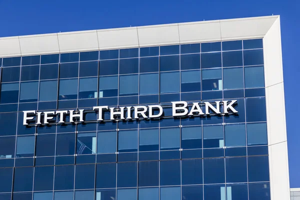 Indianapolis - Circa February 2017: Fifth Third Consumer Bank Branch. Fifth Third is a US regional banking corporation V — Stock Photo, Image