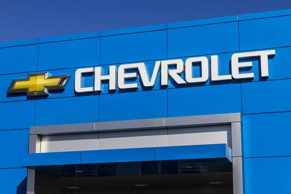 Indianápolis - Circa febrero 2017: Chevrolet Automobile Dealership. Chevrolet es una división de General Motors II — Foto de Stock