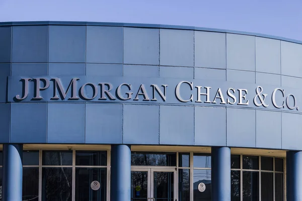 Indianápolis - Circa febrero 2017: JPMorgan Chase Operations Center. JPMorgan Chase and Co. es el banco más grande de los Estados Unidos II — Foto de Stock