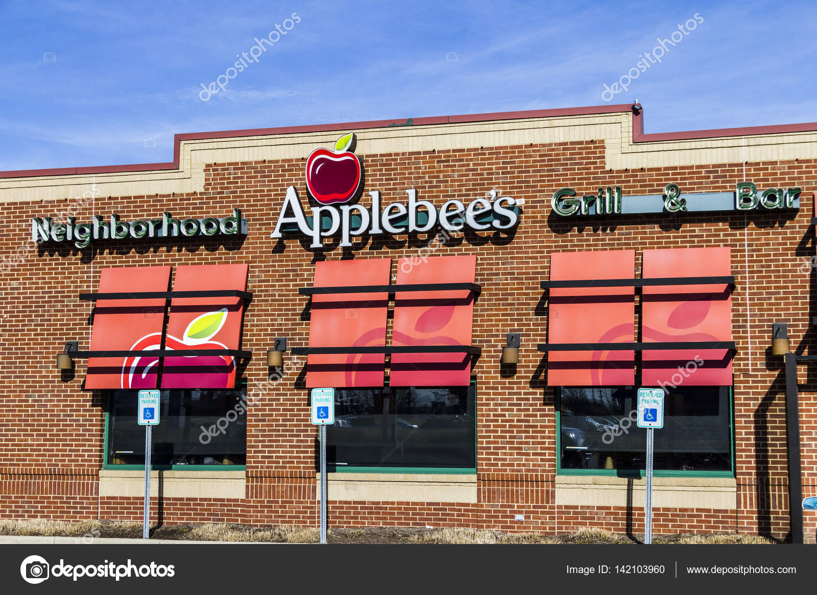 Indianapolis Circa February 2017: Applebee's Neighborhood Grill