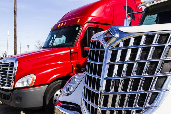 Indianapolis - cca února 2017: Navistar International a Freightliner Semi traktor nákladní přívěs vložkou pro prodej Iii — Stock fotografie