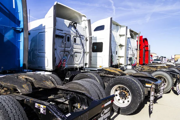 Indianapolis - Circa februari 2017: Kleurrijke Semi trekker Trailer Trucks bekleed voor verkoop Iv — Stockfoto