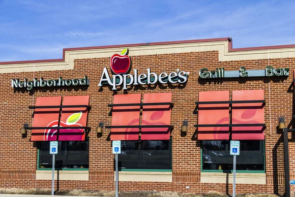 Indianapolis - omstreeks februari 2017: Applebee's Neighborhood Grill en Bar Casual Restaurant. Applebee's is een dochteronderneming van Dineequity, Inc. ik — Stockfoto
