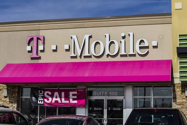 Indianapolis - Circa Φεβρουαρίου 2017: T-Mobile λιανικής ασύρματο κατάστημα. Deutsche Telekom είναι μέτοχος πλειοψηφίας της T-Mobile Vii — Φωτογραφία Αρχείου