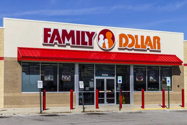 Indianapolis - Sekitar Februari 2017: Toko Varietas Dolar Keluarga. Dolar Keluarga adalah Subsidiary dari Pohon Dolar I — Stok Foto