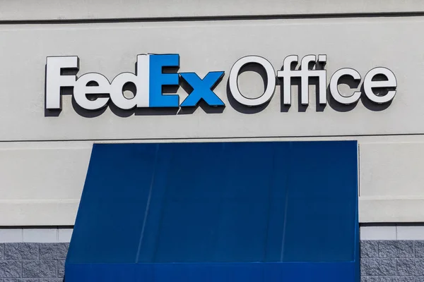 Indianapolis - 2017 február körül: Helyi Fedex iroda. FedEx Office kínál lakossági földi és Express, valamint a nyomtatás és másolás a Ii. — Stock Fotó