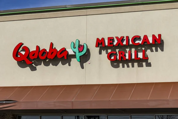 Indianapolis - Circa febbraio 2017: Qdoba Mexican Grill Fast Casual Restaurant. Qdoba è una filiale di Jack in the Box I — Foto Stock