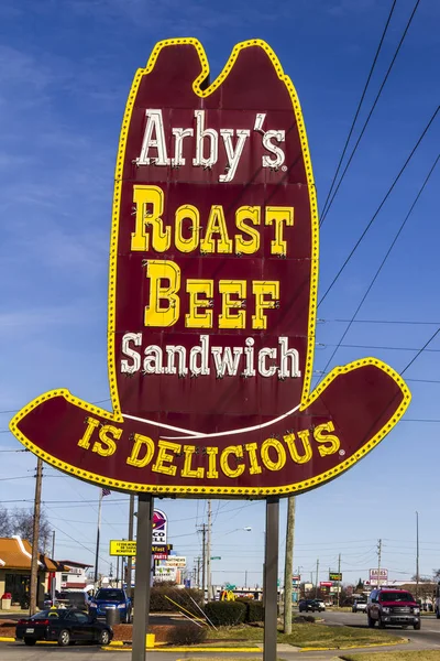 Indianápolis - Circa Fevereiro 2017: Arby 's Retail Fast Food Location. Arby 's opera mais de 3.300 restaurantes IV — Fotografia de Stock