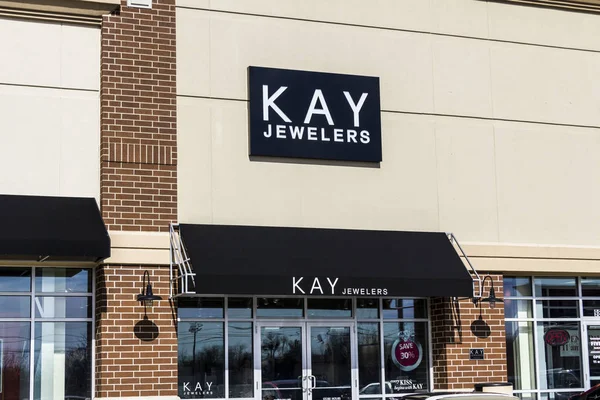 Indianapolis - Circa februari 2017: Kay Jewelers Retail Strip Mall läge. Kay Jewelers är ett dotterbolag till Sterling och Signet juvelerare jag — Stockfoto