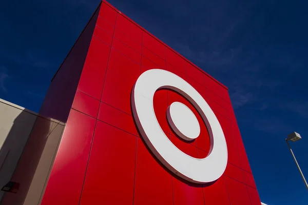 Indianapolis - Sekitar Februari 2017: Target Retail Store. Target Sells Rumah Barang, Pakaian dan Elektronik X — Stok Foto