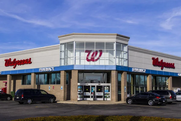 Indianápolis - Circa febrero 2017: Walgreens Retail Location. Walgreens es una empresa farmacéutica estadounidense IX — Foto de Stock