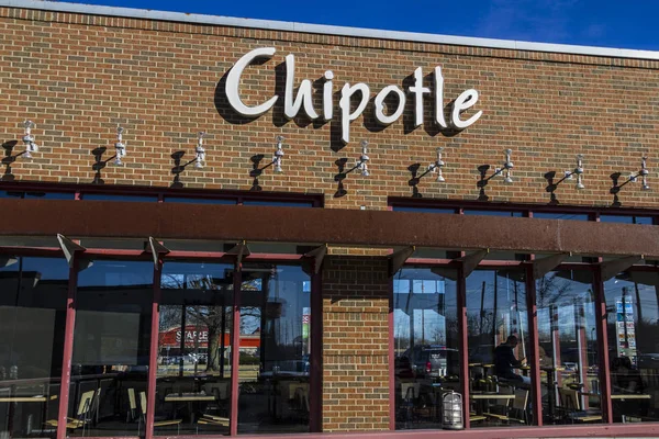 Indianapolis - Circa februari 2017: Chipotle Mexican Grill Restaurant. Chipotle är en kedja av Burrito snabbmat restauranger X — Stockfoto
