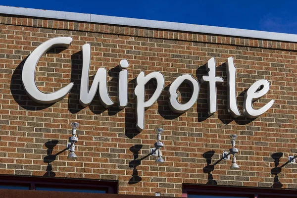 Indianapolis - Circa Fevereiro 2017: Chipotle Mexican Grill Restaurant. Chipotle é uma Cadeia de Burrito Fast-Food Restaurantes XI — Fotografia de Stock