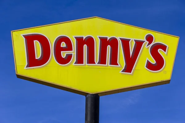 Indianápolis - Circa febrero 2017: Logo y señalización de una cafetería Denny 's. Denny 's es America' s Diner V —  Fotos de Stock