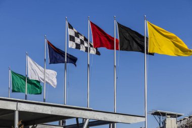 Indianapolis - Şubat 2017 yaklaşık: Indianapolis Motor Speedway yedi yarış bayraklar. IMS Indy 500 IV 101'inci çalıştırmak için hazırlar