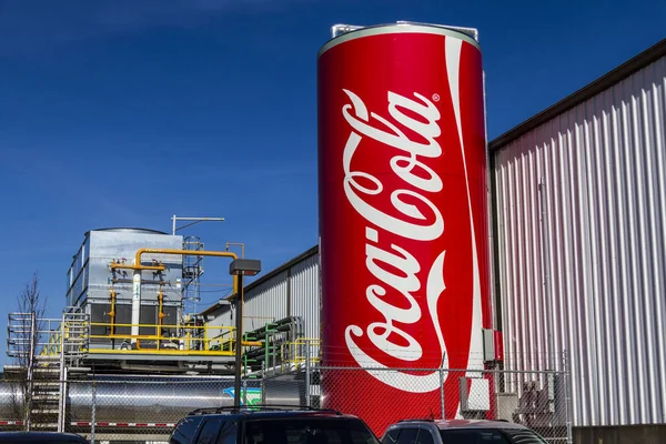 Indianapolis - Etwa im Februar 2017: Eine riesige Dose Coca Cola ziert die Abfüllanlage. Cola-Produkte gehören zu den meistverkauften Limonaden der Welt — Stockfoto