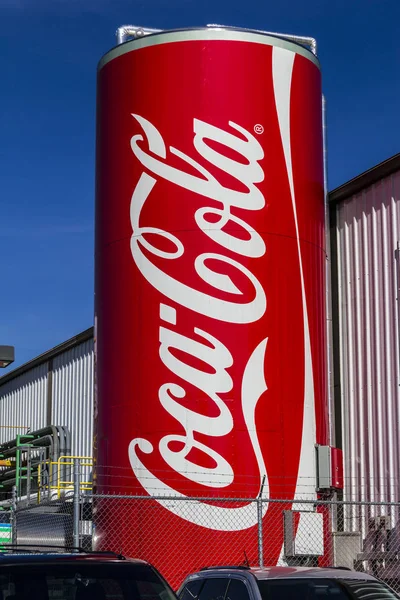 Indianapolis - 2017 február körül: Óriás is a Coca Cola palackozó üzem díszíti. Coke termékek közül a legjobb eladási nekünk XIV üdítőitalok — Stock Fotó
