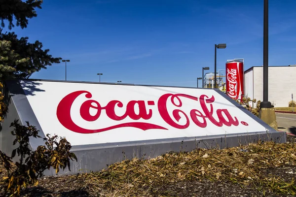 Indianapolis - Circa luty 2017: Olbrzymie można Coca Cola zdobi zakład butelkowania. Koks produkty są jednymi z najlepiej sprzedających napoje bezalkoholowe w nas Xiii — Zdjęcie stockowe